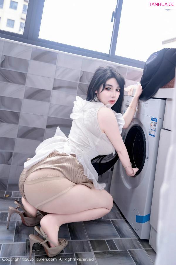   [XiuRen]高清写真图 2025.11.20 No.11010 汐汐爱吃草莓 家政姐姐第12张图片